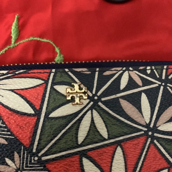 Tory Burch Kerrington Leather Wristlet - Picture 5 of 11